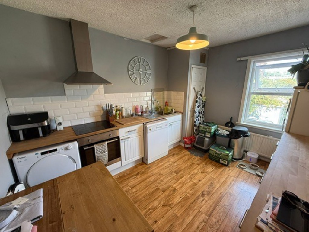 Lot: 111 - FREEHOLD TOWN CENTRE PUBLIC HOUSE WITH TWO-BEDROOM FLAT AND GARDENS - The Flat Kitchen